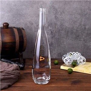 Üvegvizes palack csavarsapkával